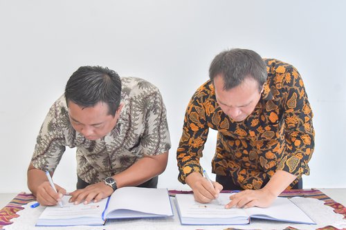 Bertempat di Ruang Rapat Utama, Balai Besar Wilayah Sungai Citarum melalui SNVT Pelaksana Jaringan Pemanfaatan Air (PJPA) melaksanakan penandatangan kontrak paket pekerjaan Rehabilitasi, Peningkatan dan Modernisasi Daerah Irigasi (D.I) Jatiluhur pada Jum’