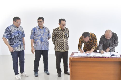 Bertempat di Ruang Rapat Utama, Balai Besar Wilayah Sungai Citarum melalui SNVT Pelaksana Jaringan Pemanfaatan Air (PJPA) melaksanakan penandatangan kontrak paket pekerjaan Rehabilitasi, Peningkatan dan Modernisasi Daerah Irigasi (D.I) Jatiluhur pada Jum’