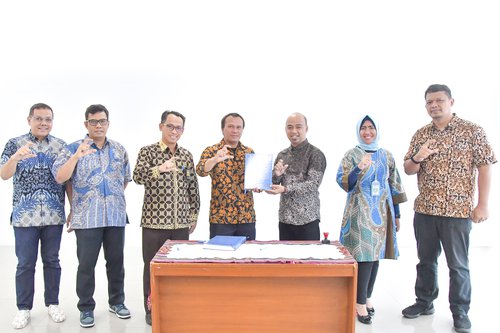 Bertempat di Ruang Rapat Utama, Balai Besar Wilayah Sungai Citarum melalui SNVT Pelaksana Jaringan Pemanfaatan Air (PJPA) melaksanakan penandatangan kontrak paket pekerjaan Rehabilitasi, Peningkatan dan Modernisasi Daerah Irigasi (D.I) Jatiluhur pada Jum’