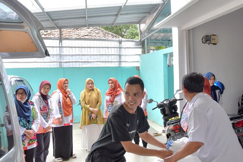 Penyaluran Donasi Oleh Ibu-ibu Paguyuban BBWS Citarum