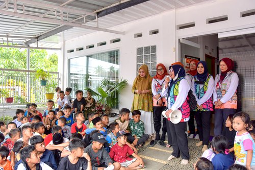 Penyaluran Donasi Oleh Ibu-ibu Paguyuban BBWS Citarum