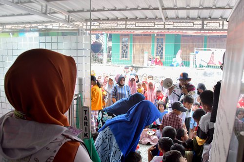 Penyaluran Donasi Oleh Ibu-ibu Paguyuban BBWS Citarum
