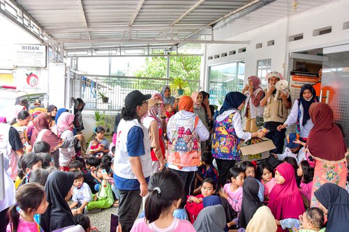 Penyaluran Donasi Oleh Ibu-ibu Paguyuban BBWS Citarum