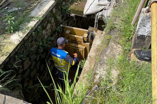 Meninjau Tanggul Rusak dan Pohon Tumbang Akibat Hujan Deras (2).jpg