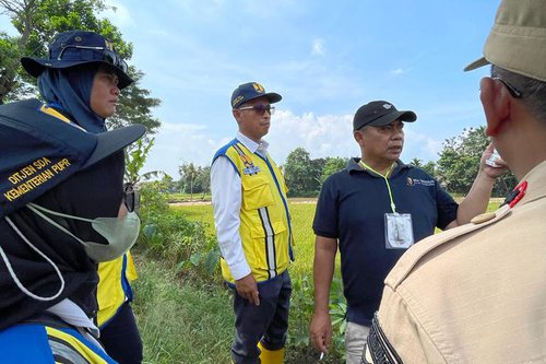 Meninjau Tanggul Rusak dan Pohon Tumbang Akibat Hujan Deras (3).jpg