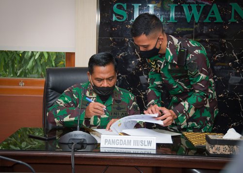Penandatanganan MoU sementara pengunaan lahan TNI AD Eks Yonzipur 3/YW untuk akses jalan dan pembangunan polder Cipalasari-2 dan U Ditch, Desa Dayeuhkolot Kecamatan Dayeuhkolot Kabupaten Bandung Jawa Barat